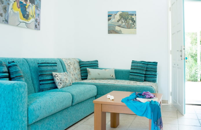 interjere ryškios turkio spalvos sofa
