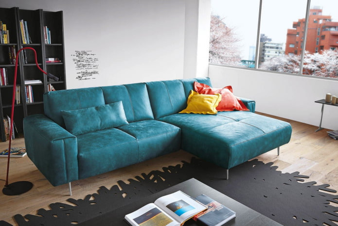 ghế sofa bọc da màu xanh ngọc trong nội thất