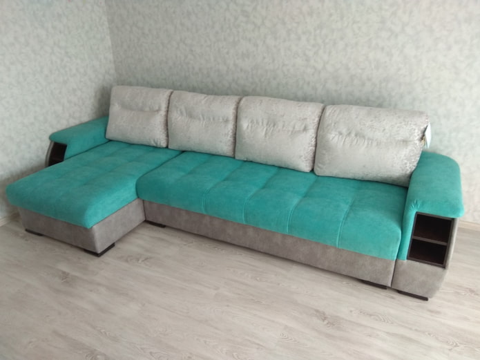 canapea gri-turcoaz în interior