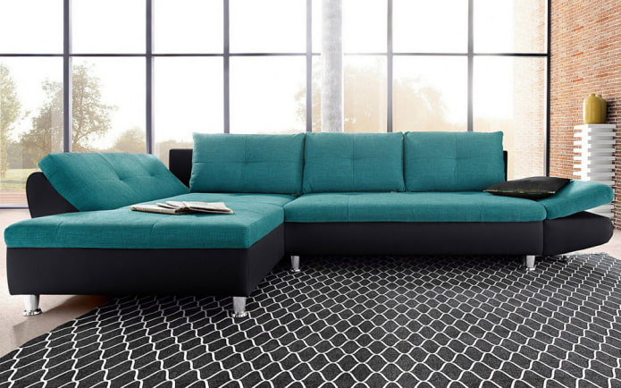 sofa w kolorze czarno-turkusowym we wnętrzu