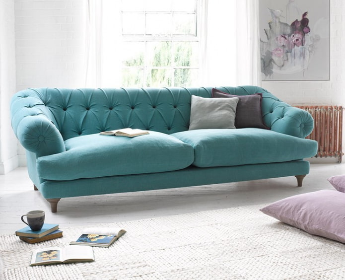 ghế sofa màu xanh ngọc có chân trong nội thất