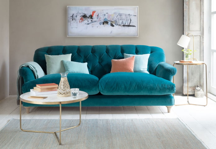 ghế sofa màu xanh ngọc có chân trong nội thất