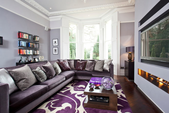moderná obývacia izba s fialovou pohovkou