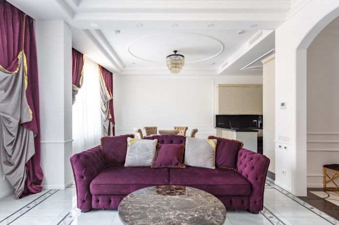 užuolaidos ir sofa violetine spalva