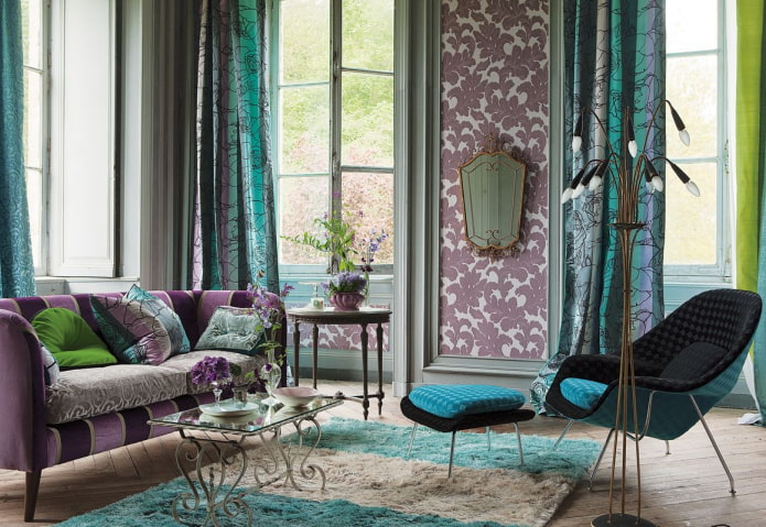 kombinace fialové a tyrkysové v interiéru