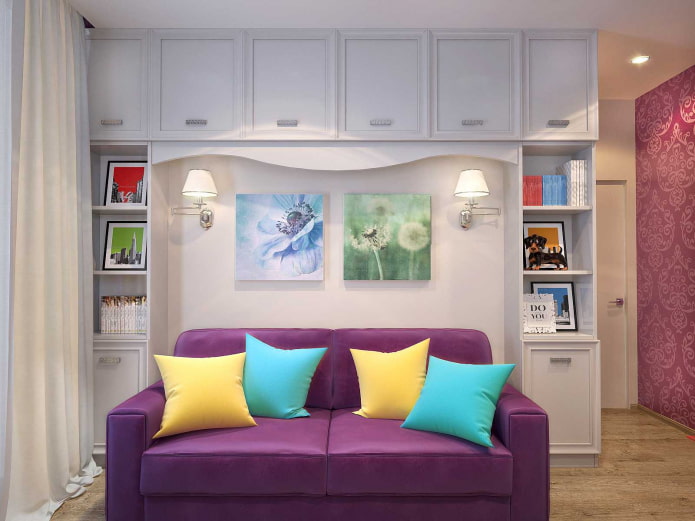 диван-книга в цвят къпина в стаята за тийнейджър