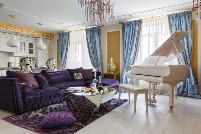 fioletowa sofa we wnętrzu w stylu fusion