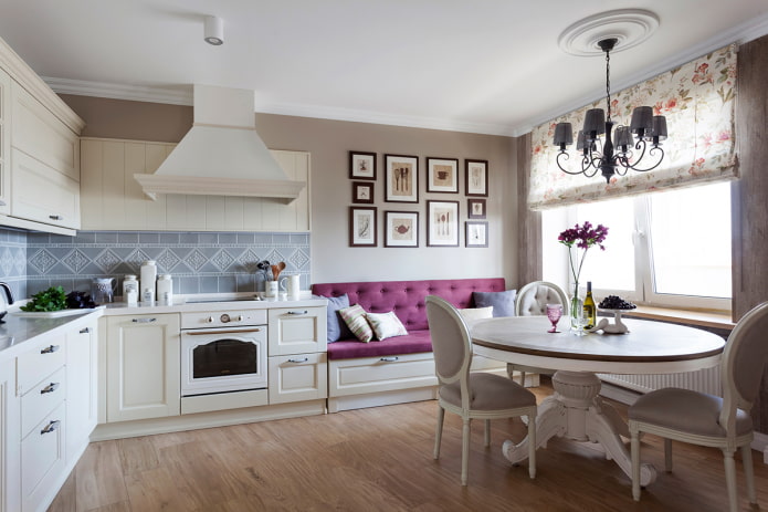 violetinė sofa virtuvėje