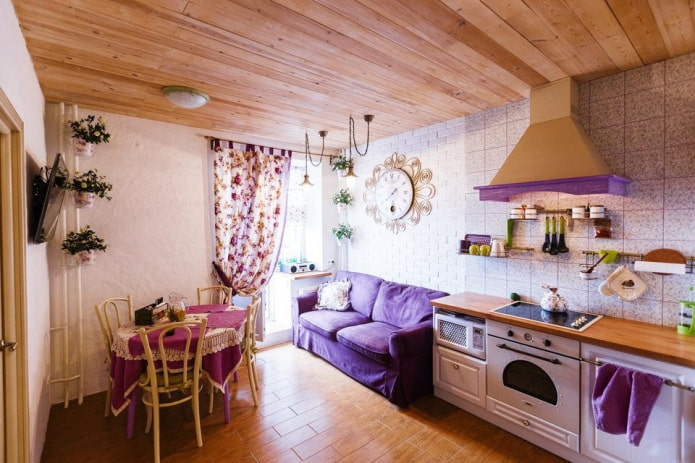kompakts dīvāns violetos toņos virtuvē