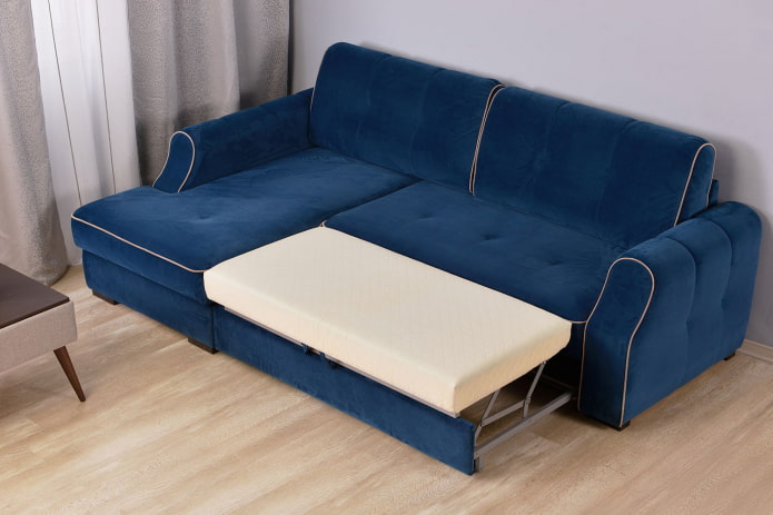 izvelkamā dīvāna modelis ar otomanu interjerā