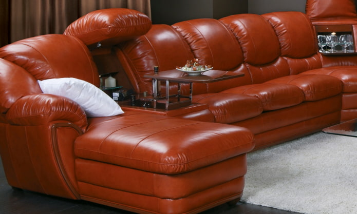 dīvāna modelis ar otomanu interjerā