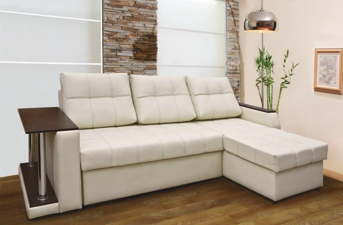 sofa model med en skammel i interiøret