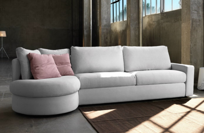 model sofa dengan ottoman putih di pedalaman
