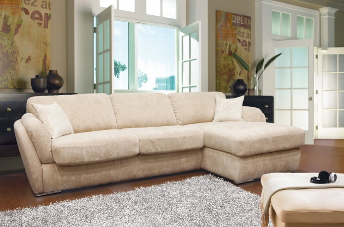 modello di divano con pouf beige all'interno