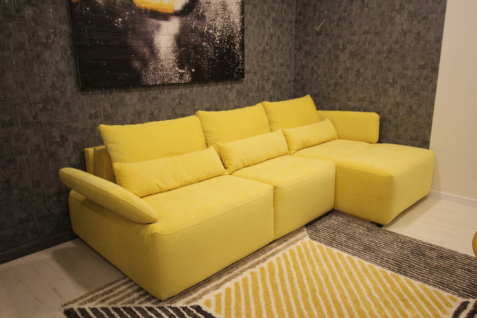 dīvāna modelis ar otomanu interjerā