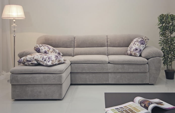 sofa model med en skammel i interiøret