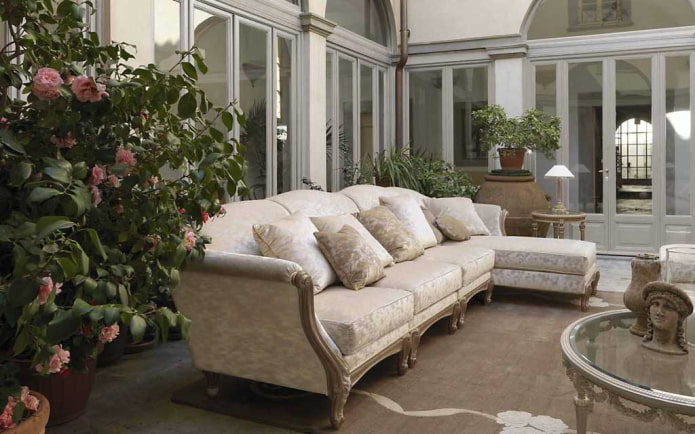 sofamodel med skammel i klassisk stil