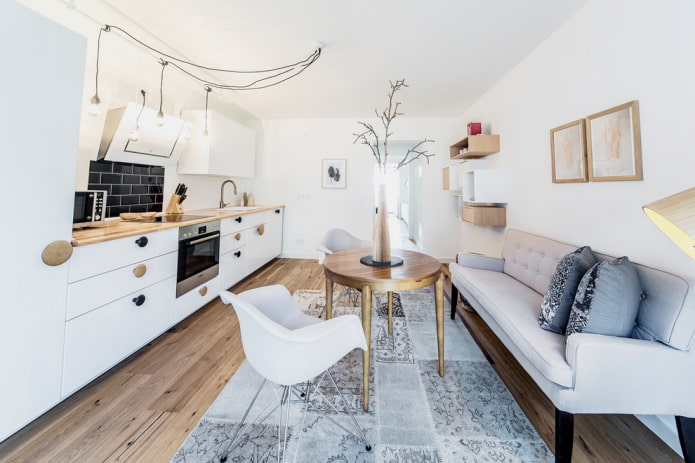 pohovka v interiéru kuchyně ve skandinávském stylu