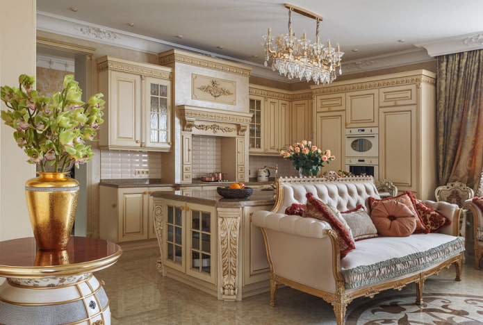 sofa we wnętrzu kuchni w stylu klasycznym