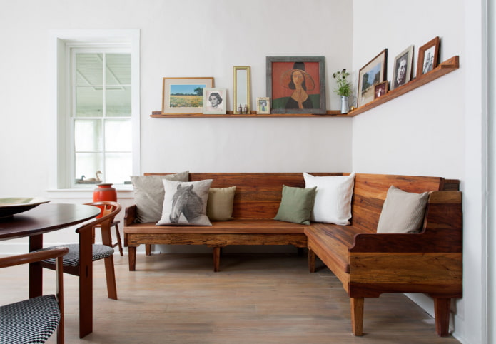 ghế sofa gỗ trong nhà bếp
