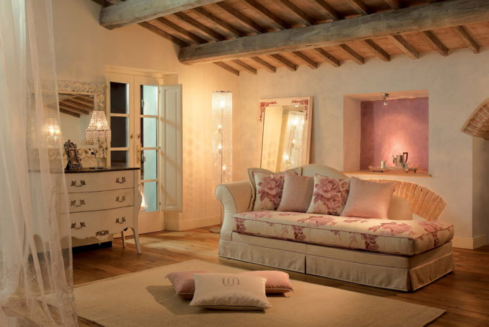pohovka v interiéru ve stylu Provence