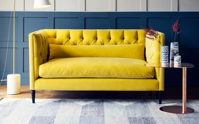 dzeltens dīvāns interjerā