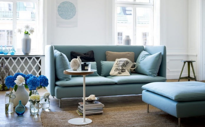sininen sohva sisätiloissa