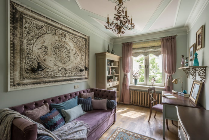 sofa i interiøret i klassisk stil