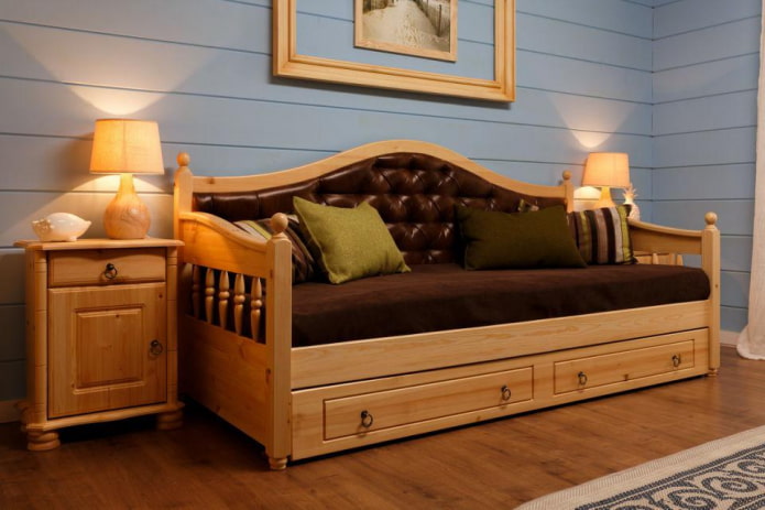 sofa dengan sandaran tangan kayu di pedalaman