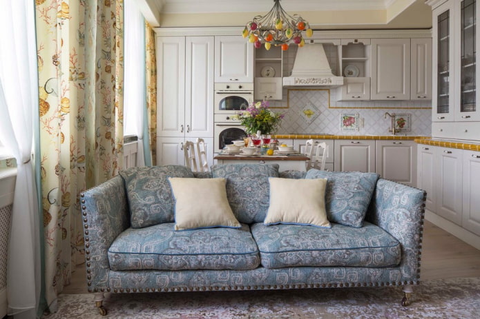 sofa di pedalaman dalam gaya Provence