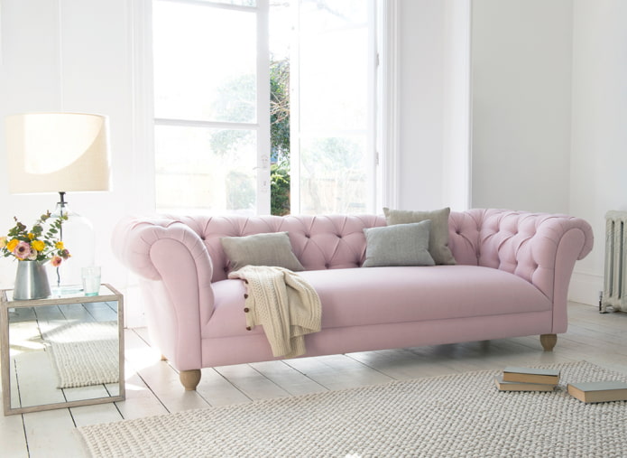 interjerā rozā dīvāns