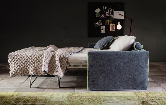 Френски разтегателен диван за легло в интериора
