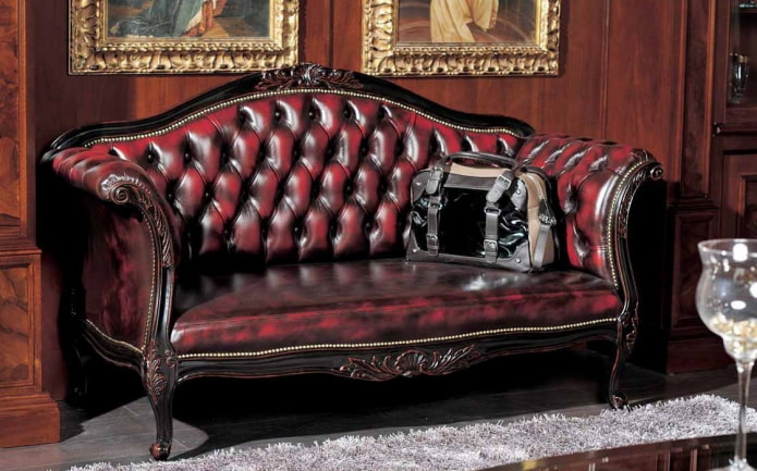 sofa baroko stiliaus interjere