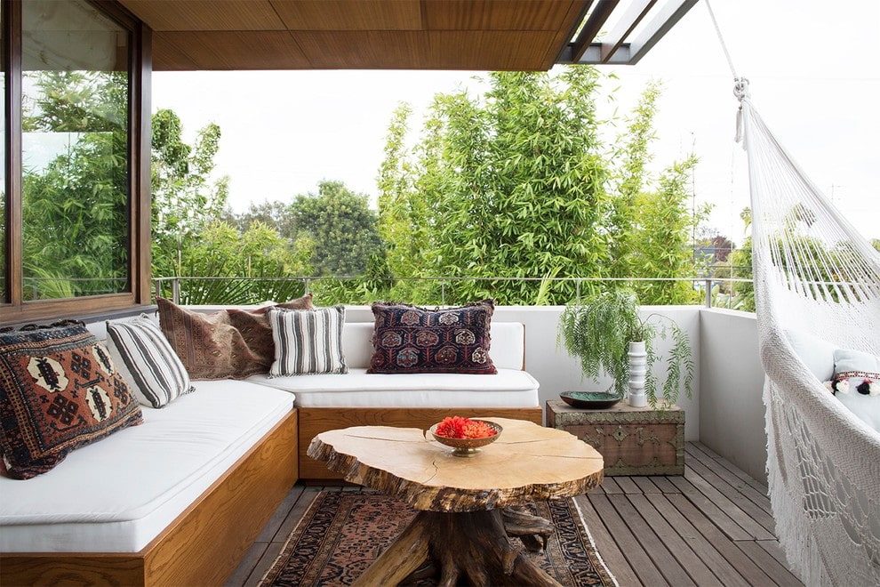 Canapea pe un balcon spațios