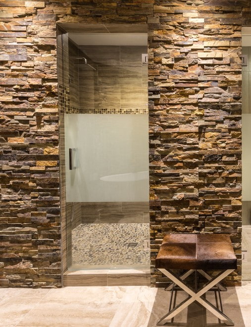 dekoratívna kamenná povrchová úprava dverí v interiéri