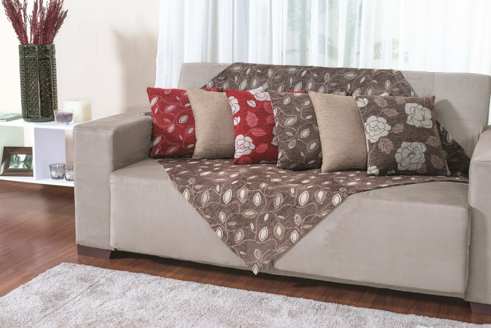 la posizione del mantello del divano all'interno