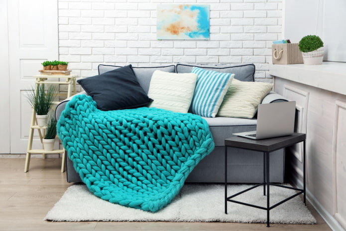 strikket betræk til sofaen i interiøret