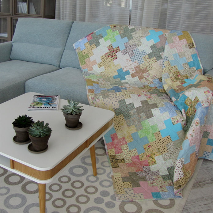 päiväpeite sisätiloissa patchwork-sohvalla