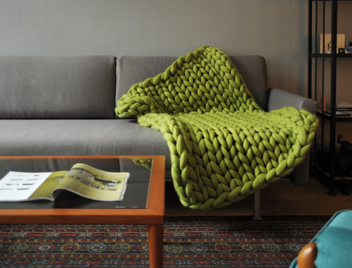 màu xanh lá cây nhạt phủ cho ghế sofa trong nội thất