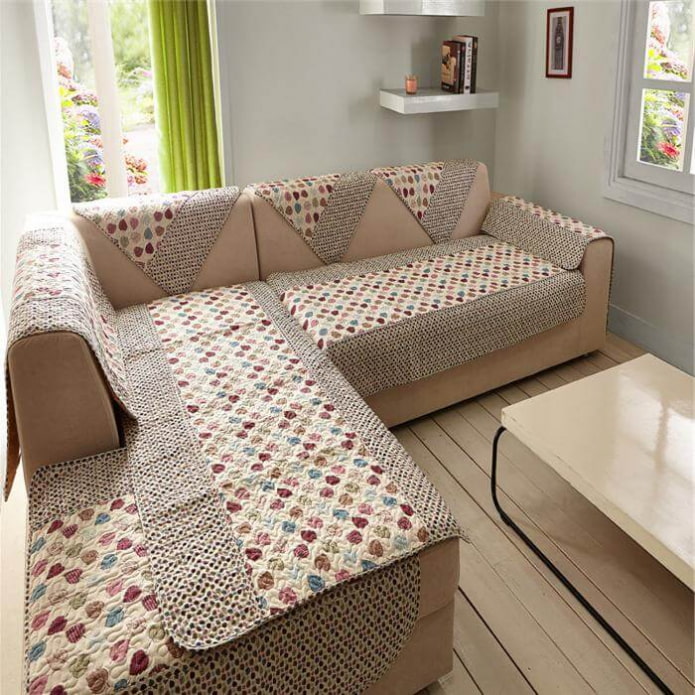 couvre-lit pour un canapé d'angle à l'intérieur