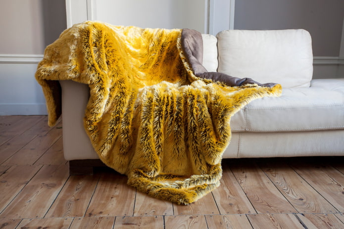 κίτρινο κάλυμμα για τον καναπέ στο εσωτερικό
