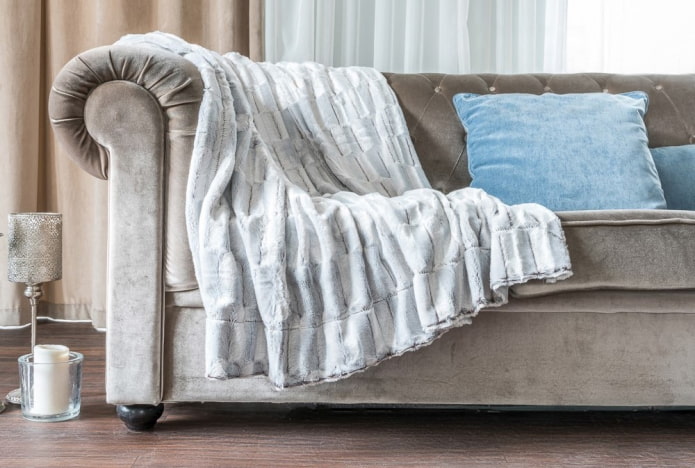 λευκή κουβέρτα για τον καναπέ στο εσωτερικό