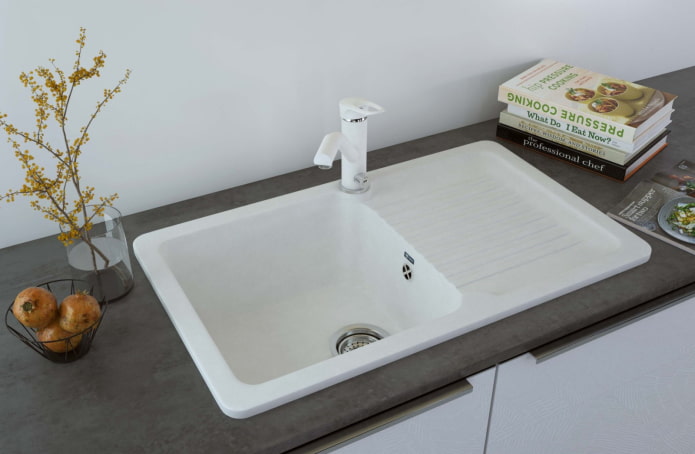 sink putih yang diperbuat daripada batu buatan di kawasan pedalaman