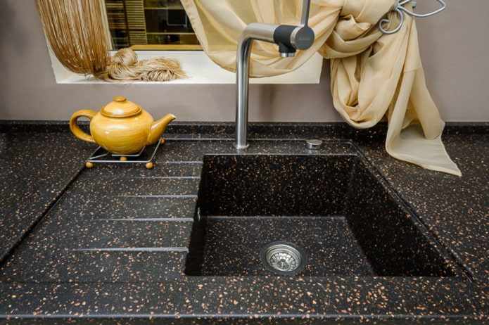sink yang diperbuat daripada batu buatan di bahagian dalam dapur