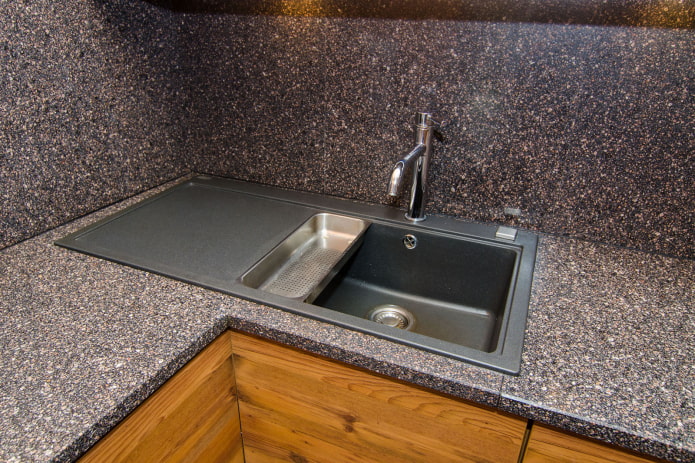 sink yang diperbuat daripada batu buatan di bahagian dalam dapur