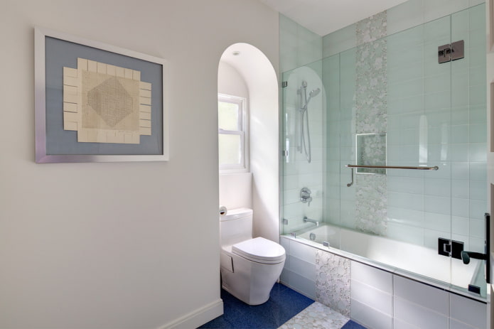 Transparante tegels in de badkamer