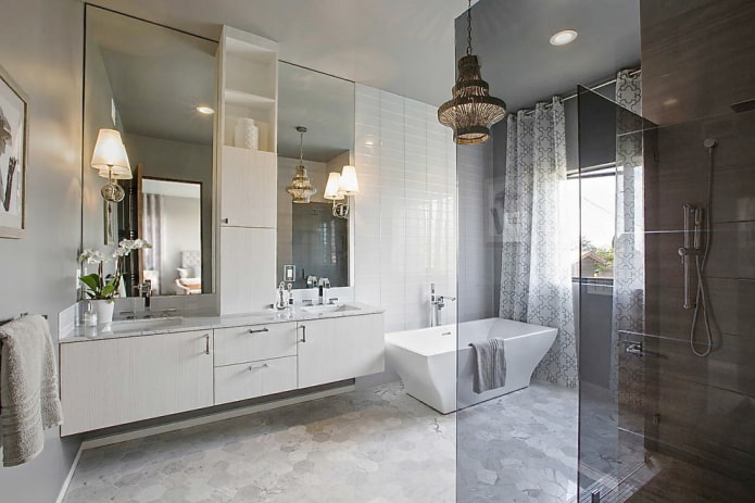 daļa sienas vannas istabā ir flīzēta ar spoguļa flīzēm
