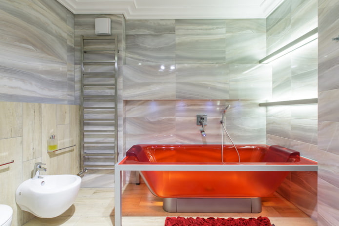 marmorivaikutteiset laatat kylpyhuoneen sisustuksessa
