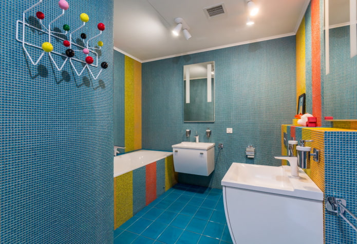 mozaikos dekoravimas vonios kambario interjere
