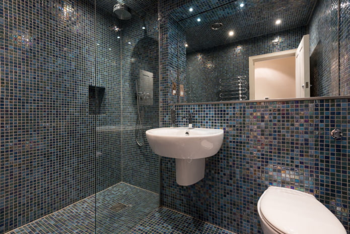 blauwe tegels in het badkamerinterieur